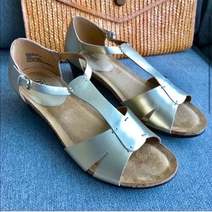 NEW BASS GOLD WEDGE ANKLE STRAP SANDAL SIZE 10